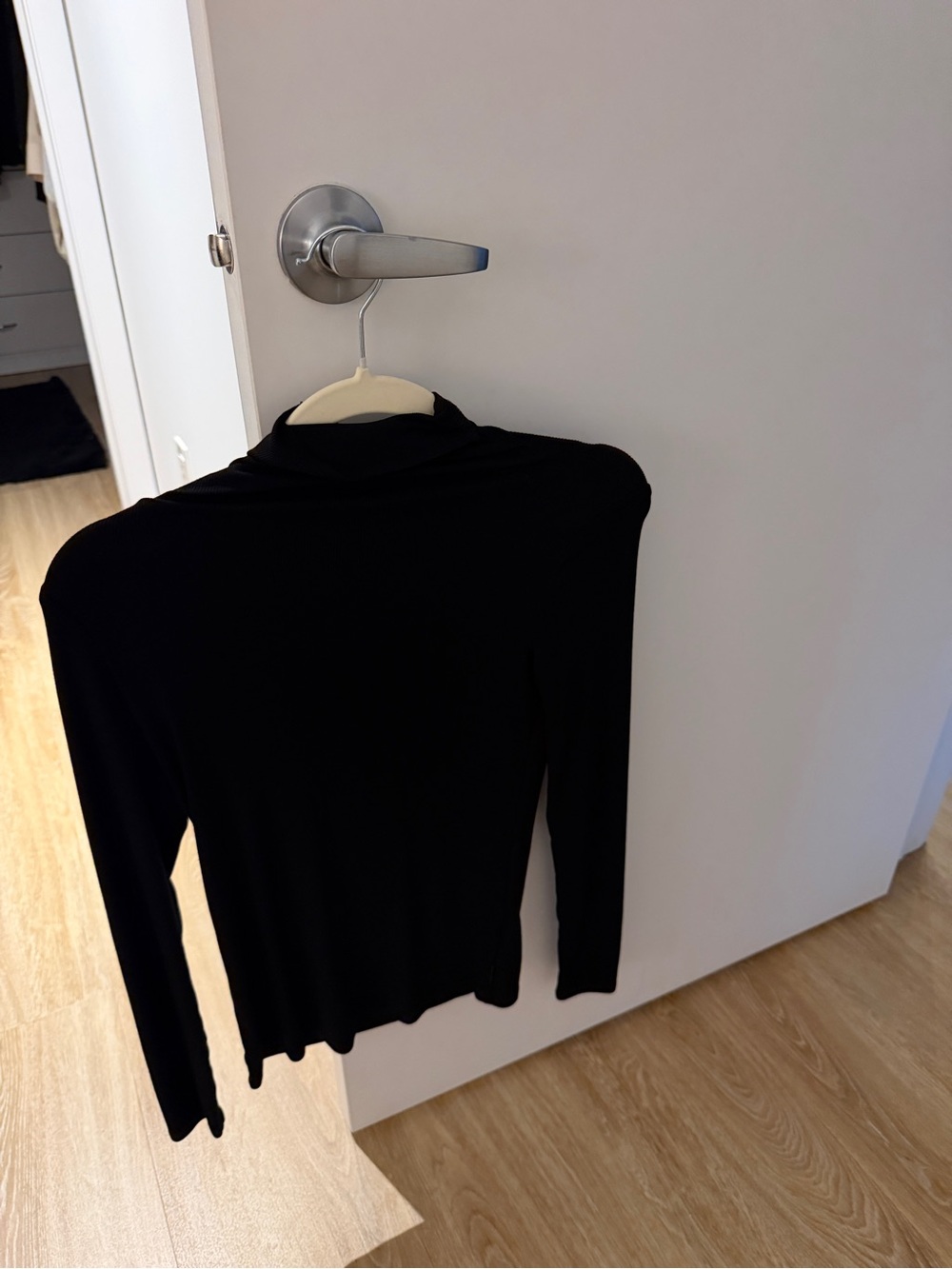 AG - Tuetleneck Classic Black Long-Sleeve Women's  Top